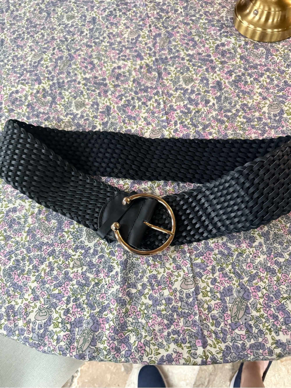 JMclaughlin NWT Merriweather Black solid belt. Gold buckle. 100% Leather. Woven